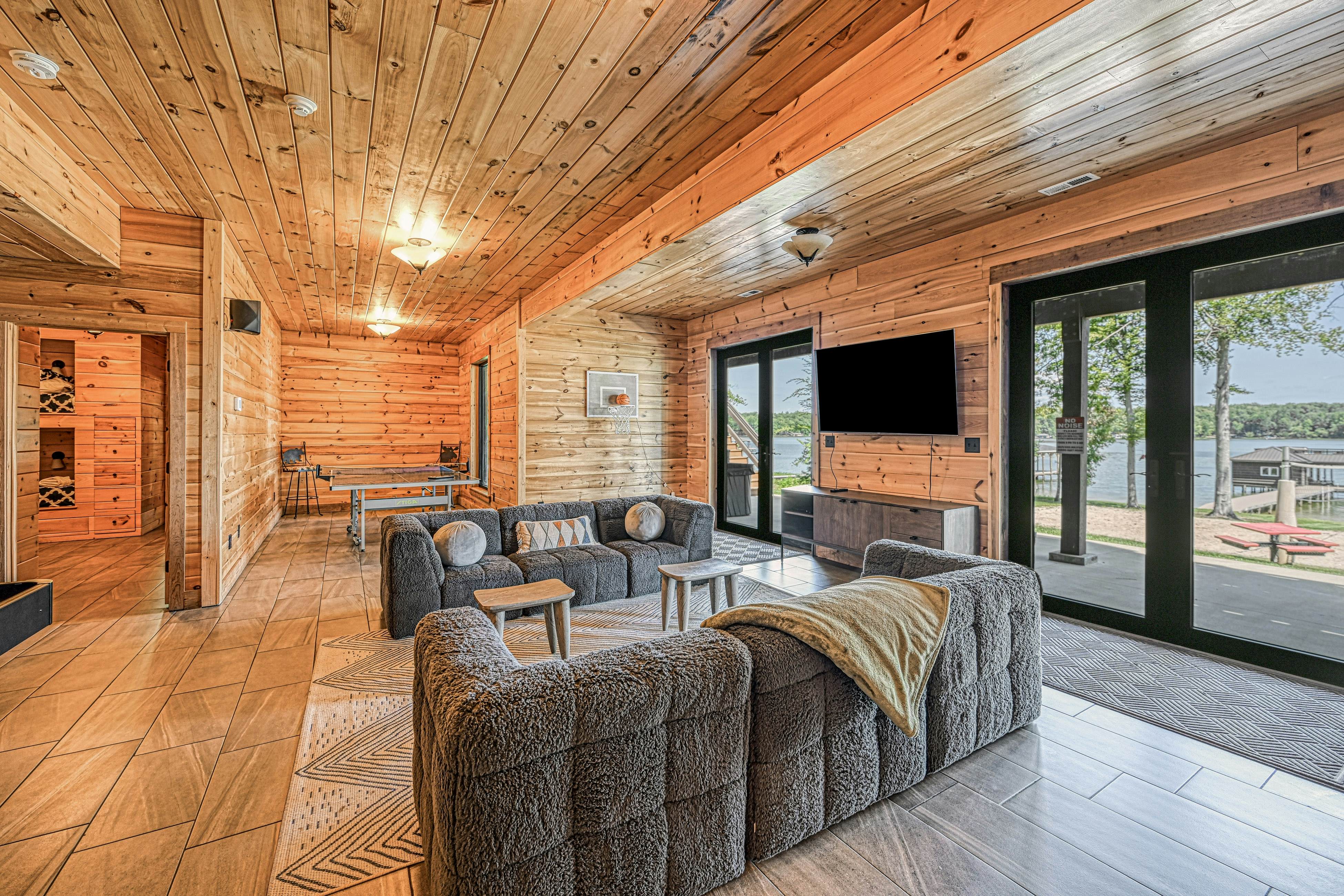 Lakefront Loggin' Off