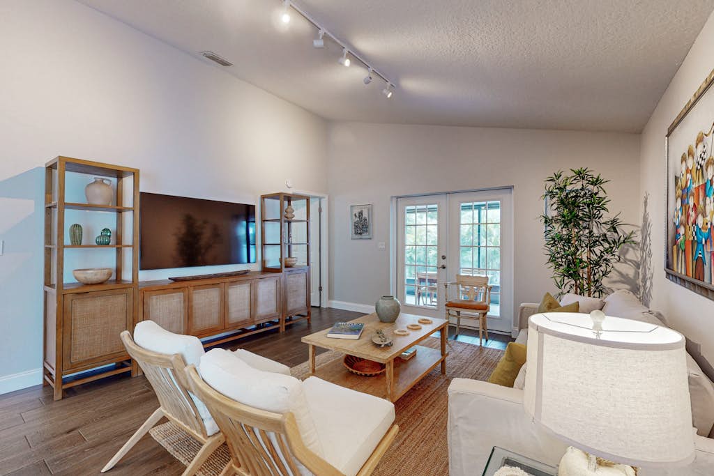 Fully renovated family friendly with covered patio hot tub central location — Tampa, FL — vacation rental