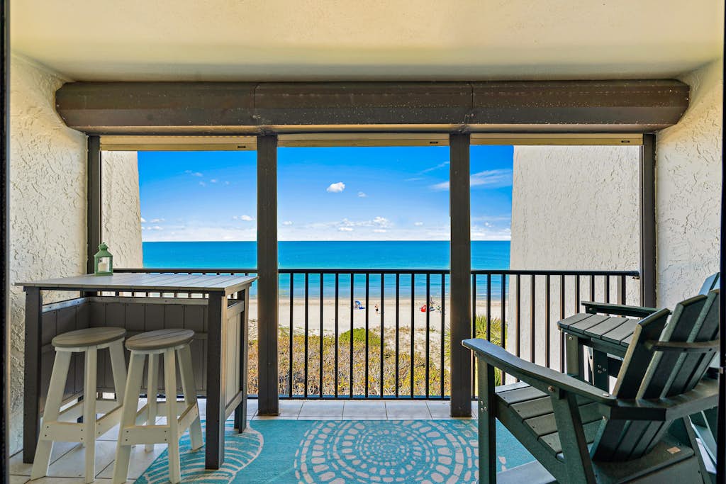 Gorgeous updated and spacious condo with stunning beachfront view pool WD and AC — Indian Rocks Beach, FL — vacation rental