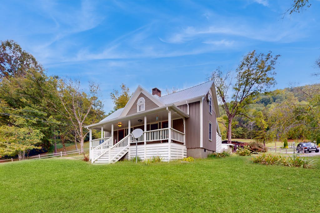 Near Dollywood Farmhouse Retreat・Hot Tub・Views — Sevierville, TN — vacation rental