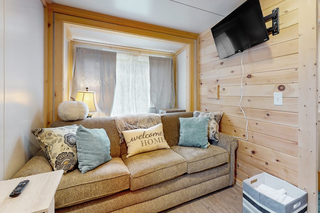 Charming Studio, Sleeps 2ใปGrillใปPorchใปDog Welcome โ Norris Lake, TN โ vacation rental
