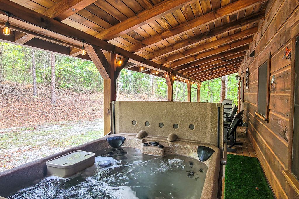 Secluded Smoky CabinใปHot TubใปTrailsใปPoolใปGrill โ Sevierville, TN โ vacation rental