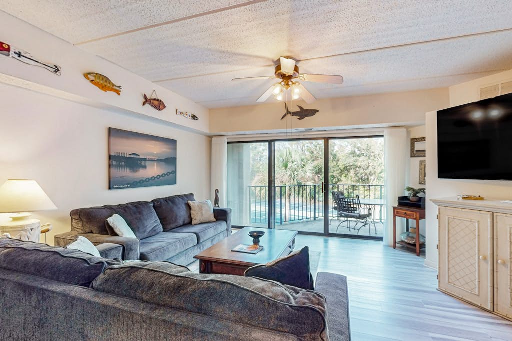Close to beach with pool, tennis, pool & private balcony — Hilton Head, SC — vacation rental