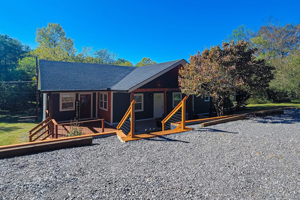 Cozy Home, Sleeps 6, Hot Tub, Fire Pit, Free Ticket — Sevierville, TN — vacation rental