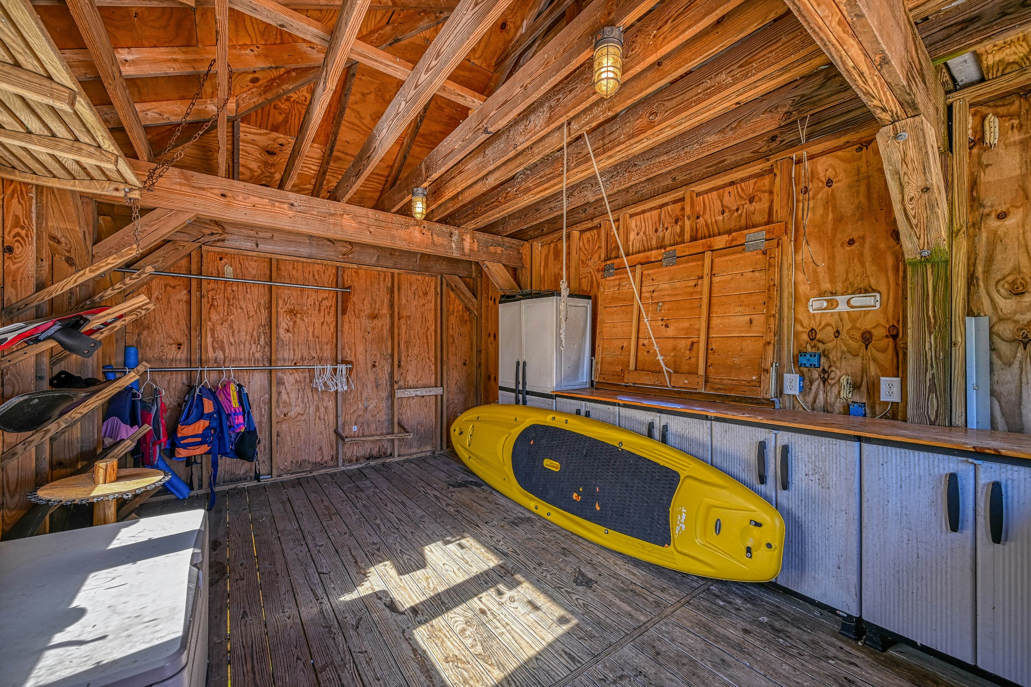 Lakefront Loggin' Off