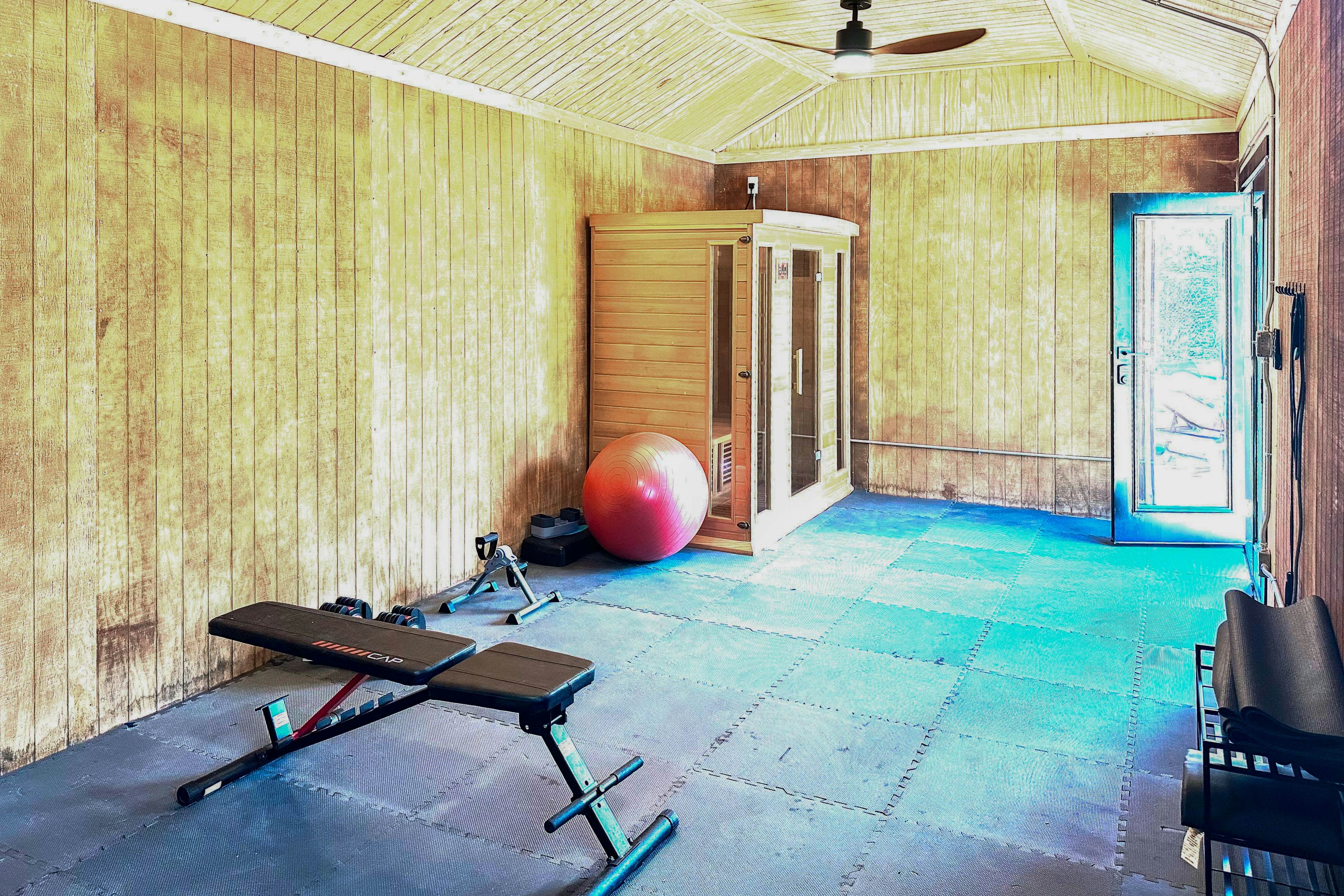 Mountain Peak Lodge - Cabin & Game Room Retreat 