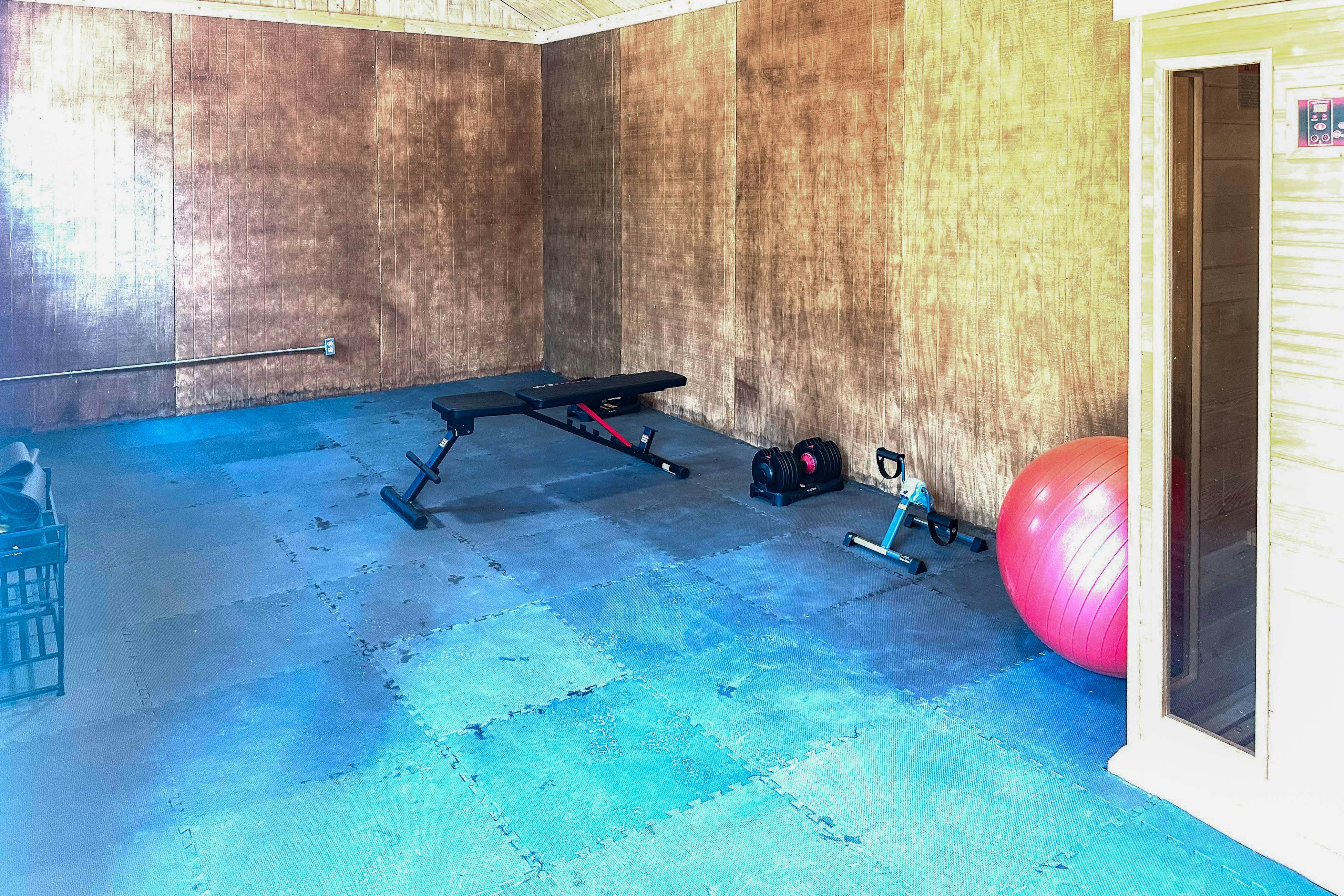 Mountain Peak Lodge - Cabin & Game Room Retreat 