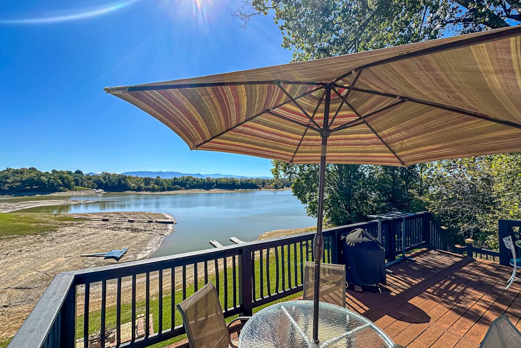 Serene Lakefront Home, Dock, Game room, Fire Pit — Jefferson City, TN — vacation rental
