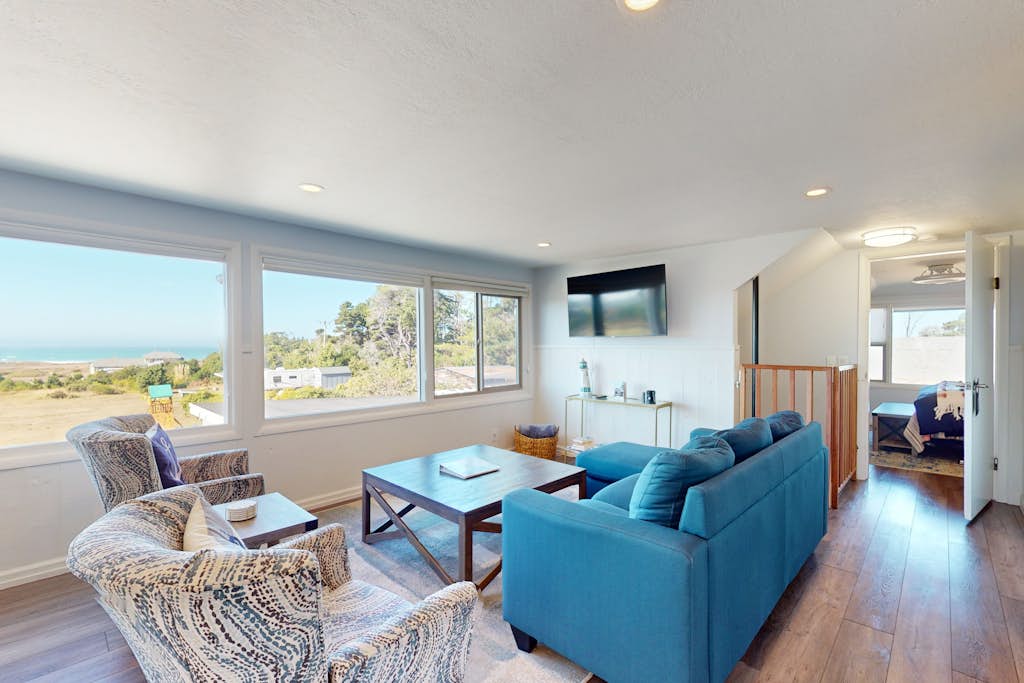 Ocean View Apartment - Beach Access, Yard, Bikes — Fort Bragg, CA — vacation rental