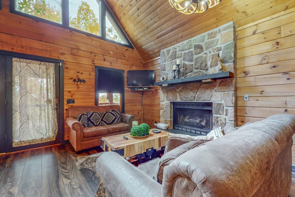 Tranquil Cabin, Sleeps 8, Screened Porch, Firepit — Sevierville, TN — vacation rental