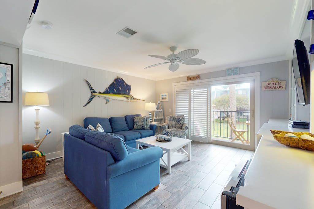 Coastal condo- close to Coligny Plaza, Beach with shared pool — Hilton Head, SC — vacation rental