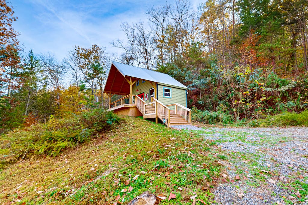 Charming Cabin, Sleeps 4, Lovely Views, Fire Pit — Gatlinburg, TN — vacation rental