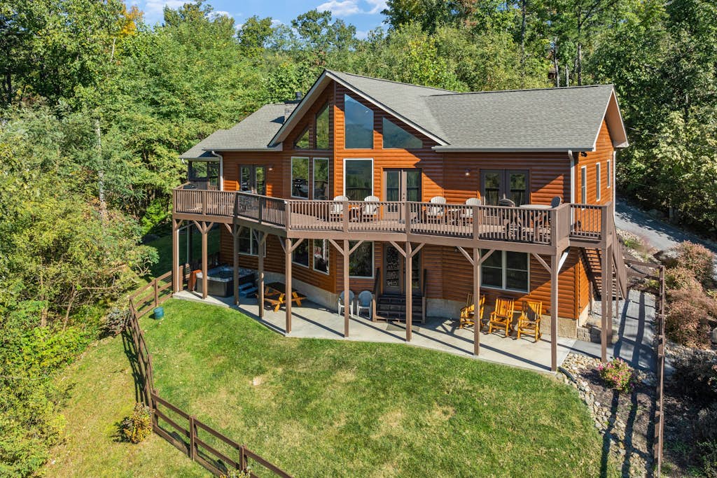 Spacious Mtn View Home, Sleeps 10, Hot tub, Grill — Gatlinburg, TN — vacation rental