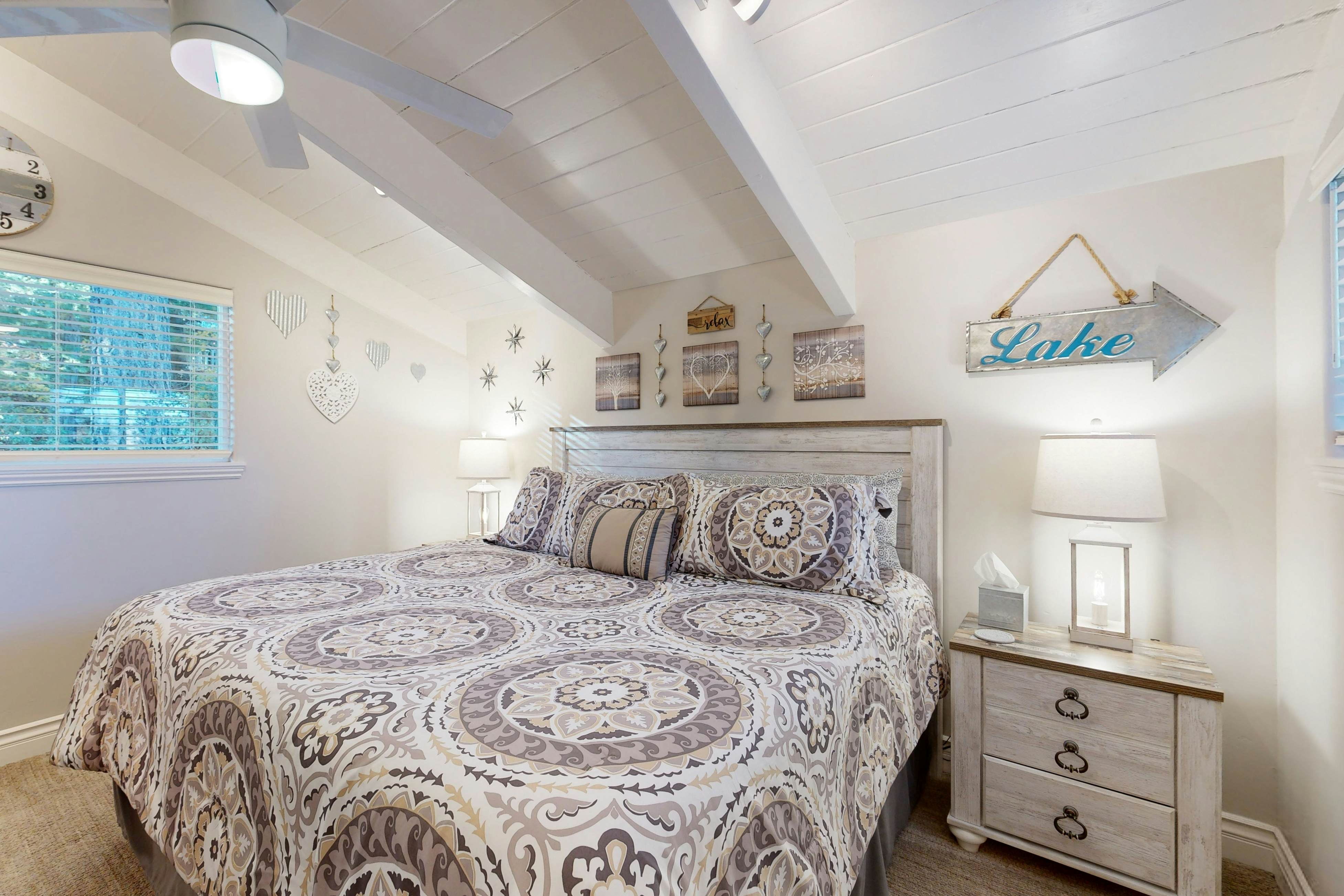 Surreal Feel Lakeview Chalet 