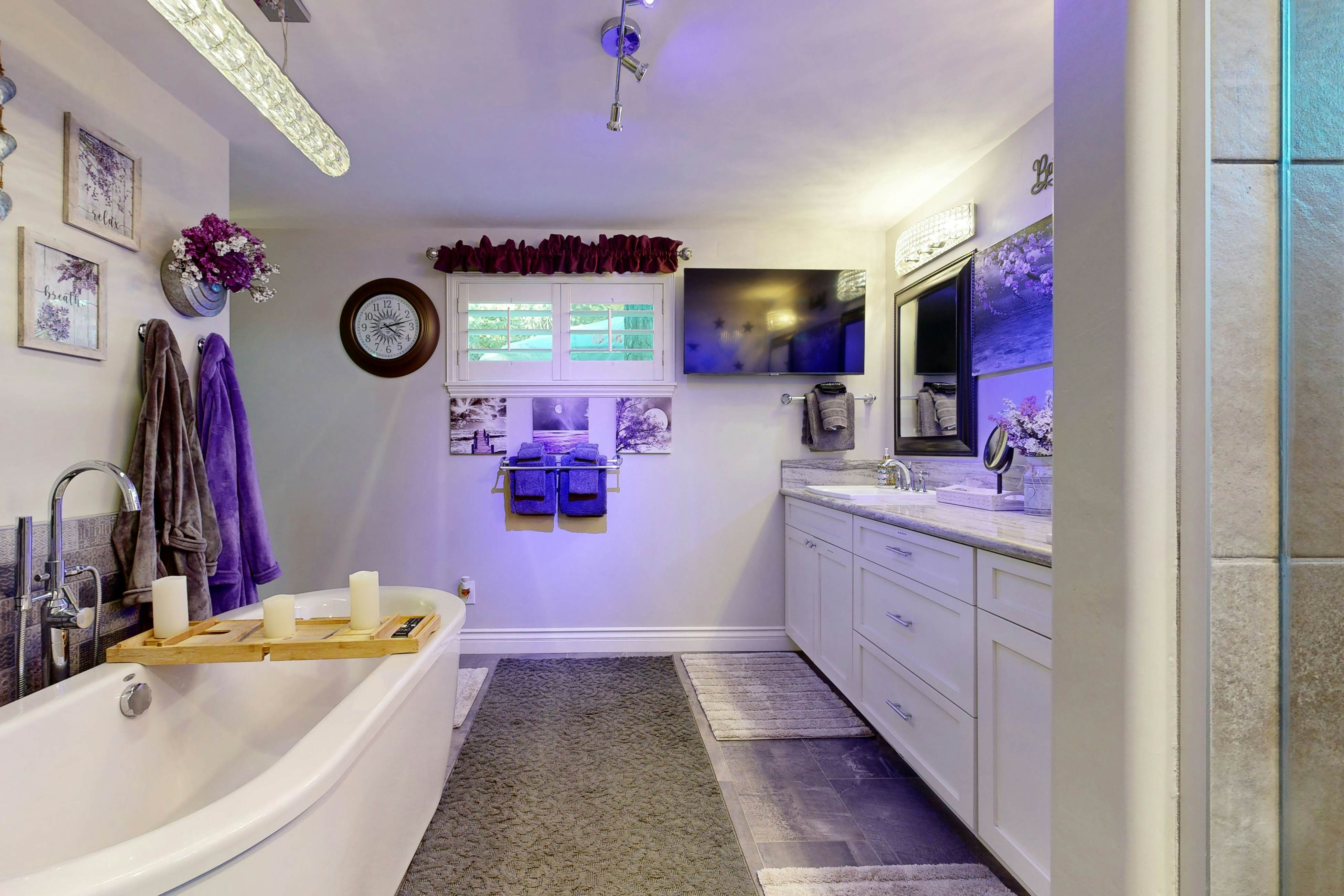 Surreal Feel Lakeview Chalet 