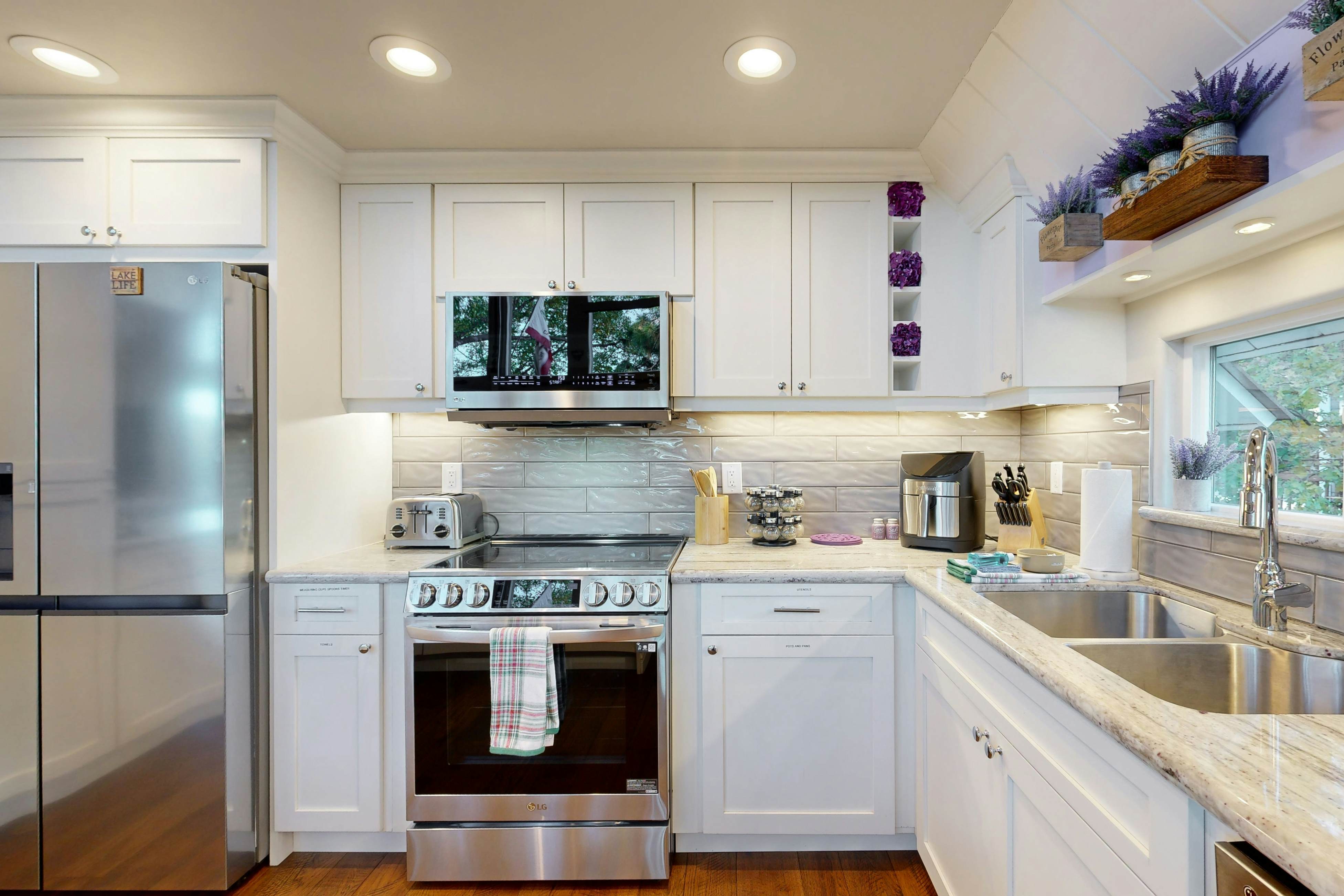 Surreal Feel Lakeview Chalet 