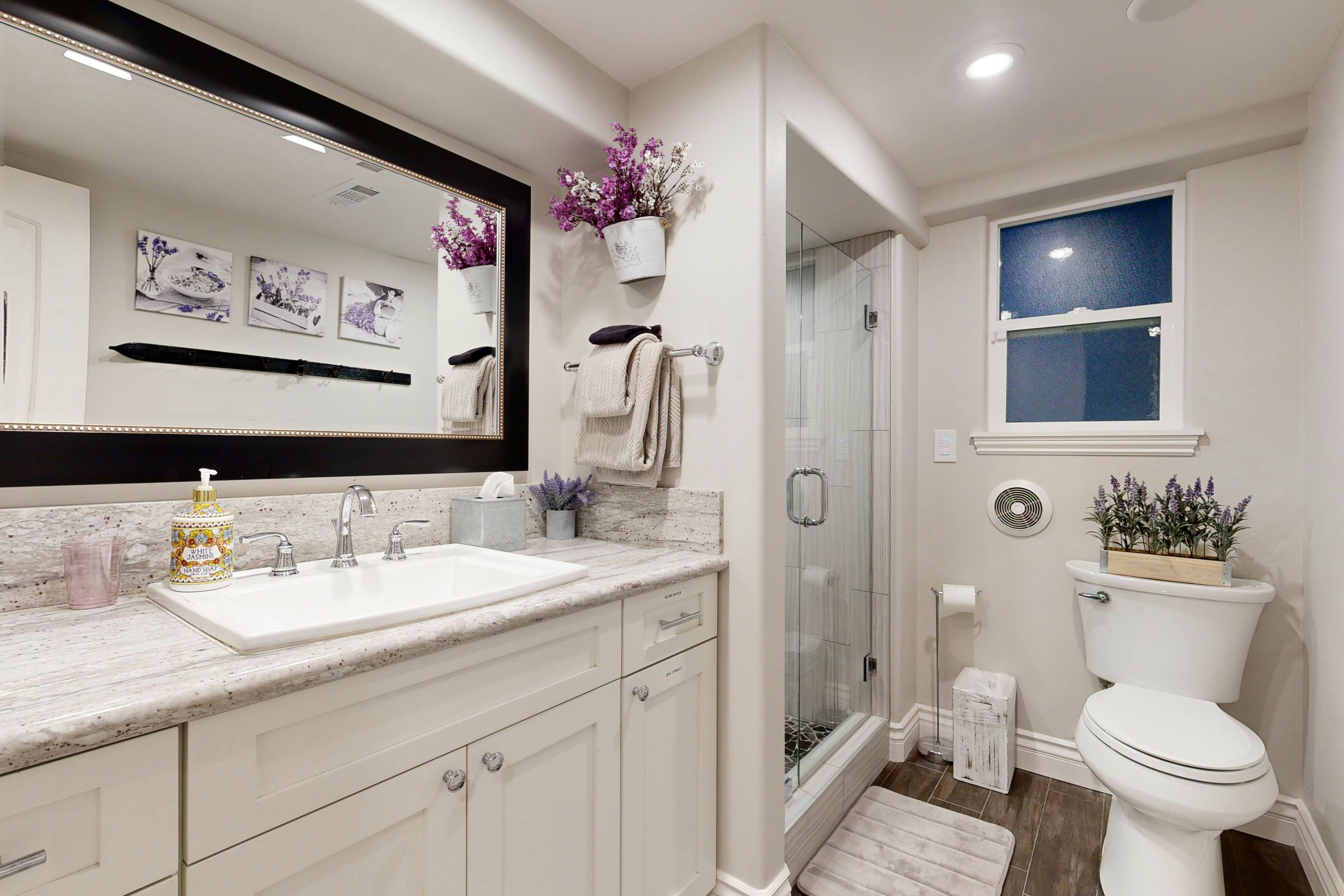 Surreal Feel Lakeview Chalet 