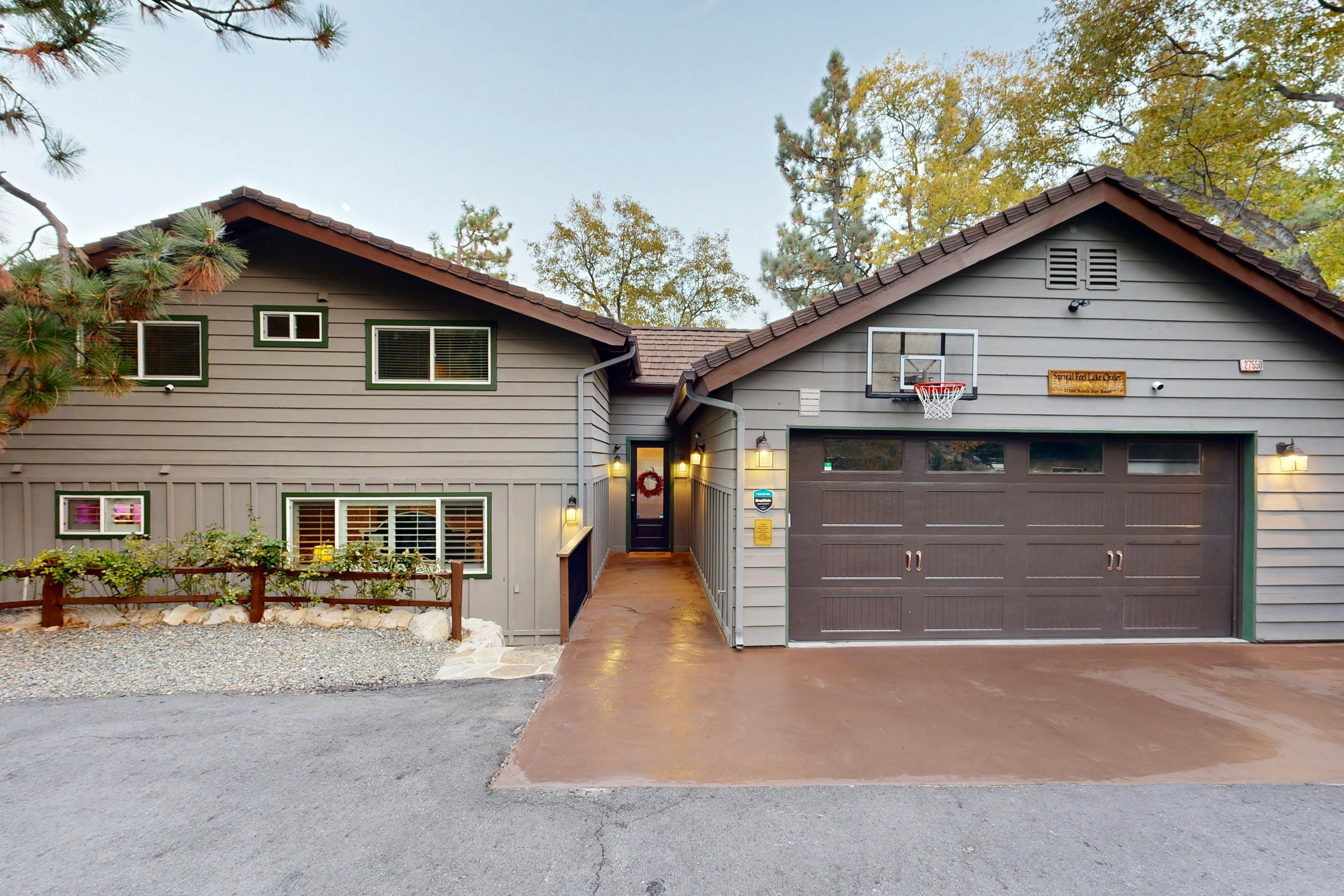 Surreal Feel Lakeview Chalet 