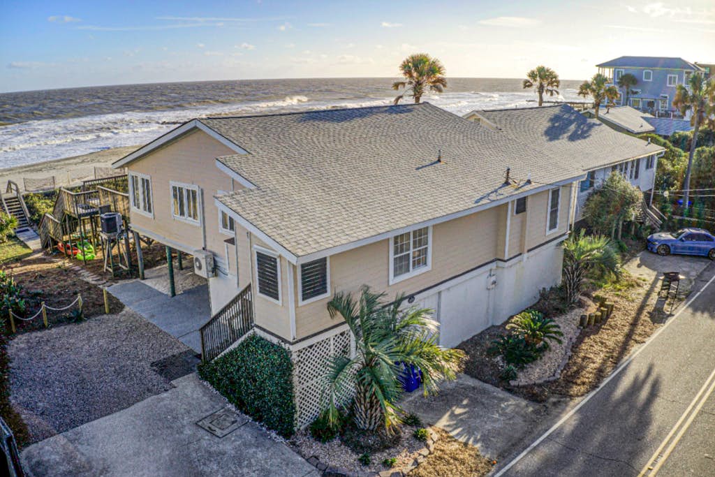Recently updatedDog-friendly oceanfront home, lots of deck space & game room — Folly Beach, SC — vacation rental