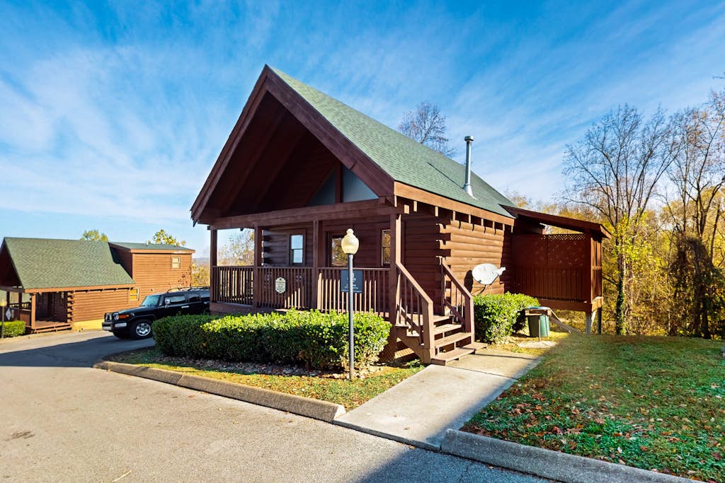 Log Cabin, for 6, Hot Tub, Pool Access, Near Parkway — Pigeon Forge, TN — vacation rental