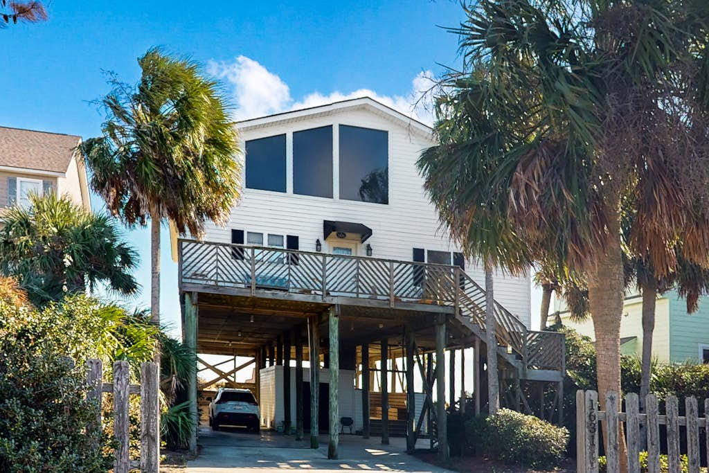 Spacious oceanfront home w/ stunning views, large deck - private access to beach — Folly Beach, SC — vacation rental