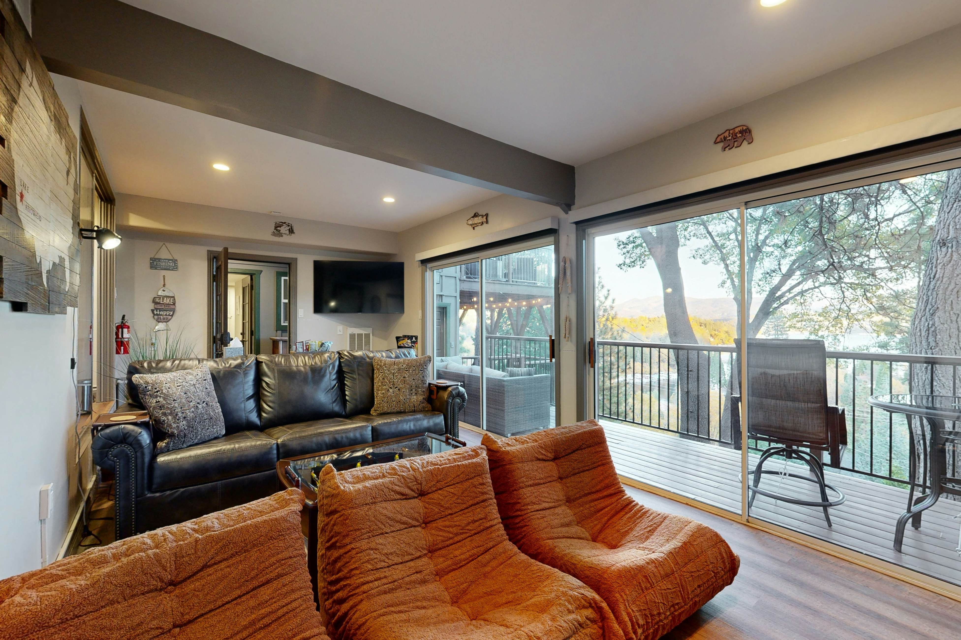 Surreal Feel Lakeview Chalet 