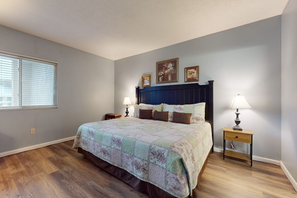 Riverfront Condo, Sleeps 6, Shared Pool, Fireplace โ Pigeon Forge, TN โ vacation rental
