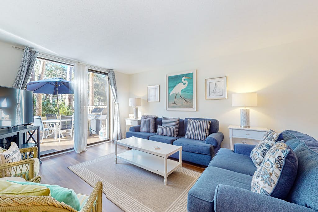 Perfect condo across street from beach access with outdoor pool & grill — Hilton Head, SC — vacation rental