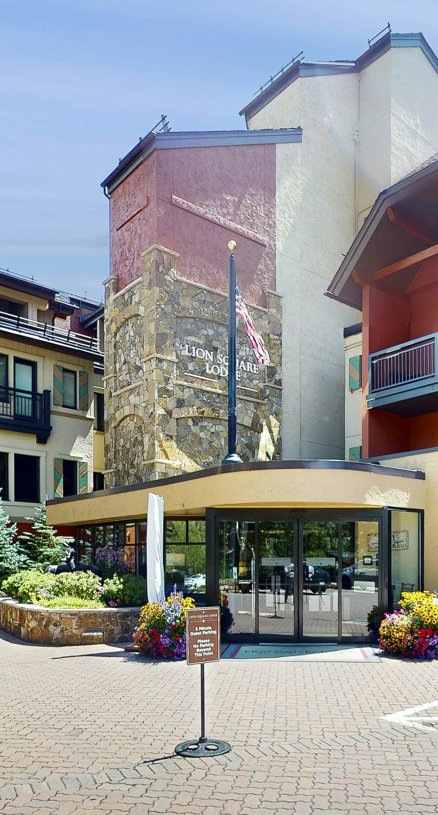 Lion Square Lodge South 372