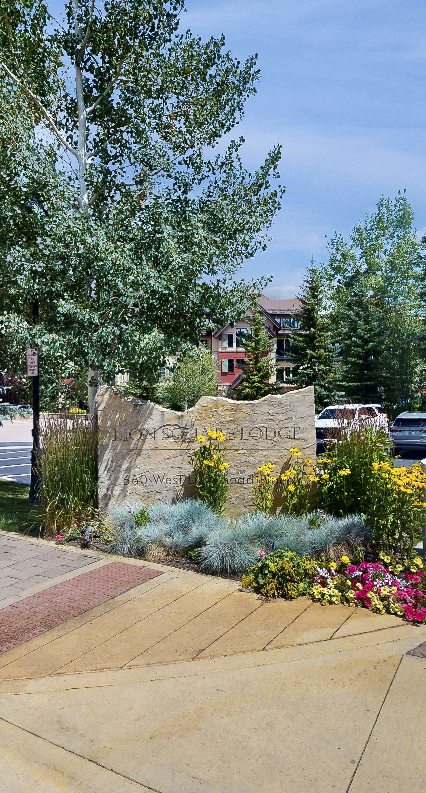 Lion Square Lodge South 372