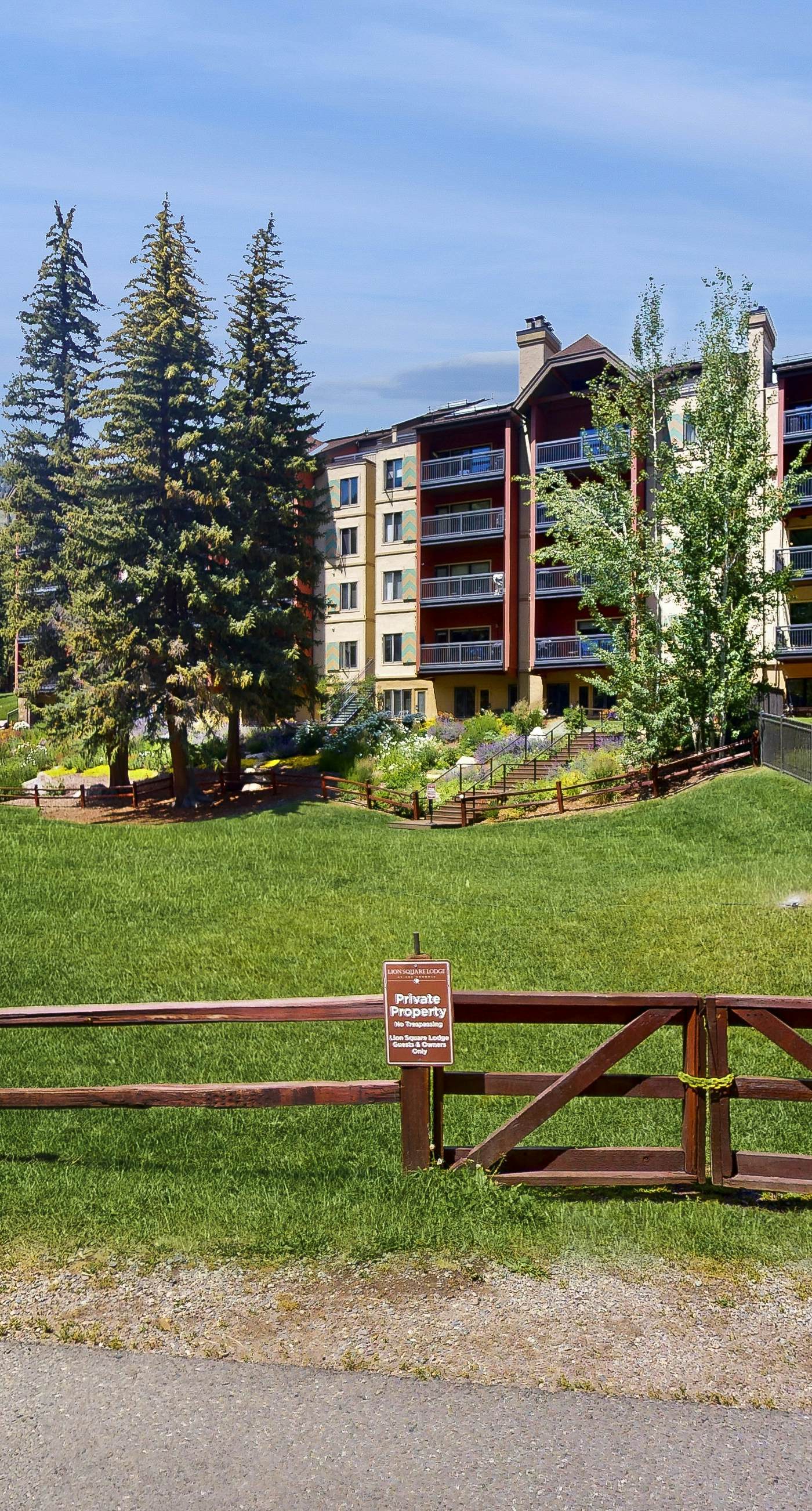 Lion Square Lodge South 372