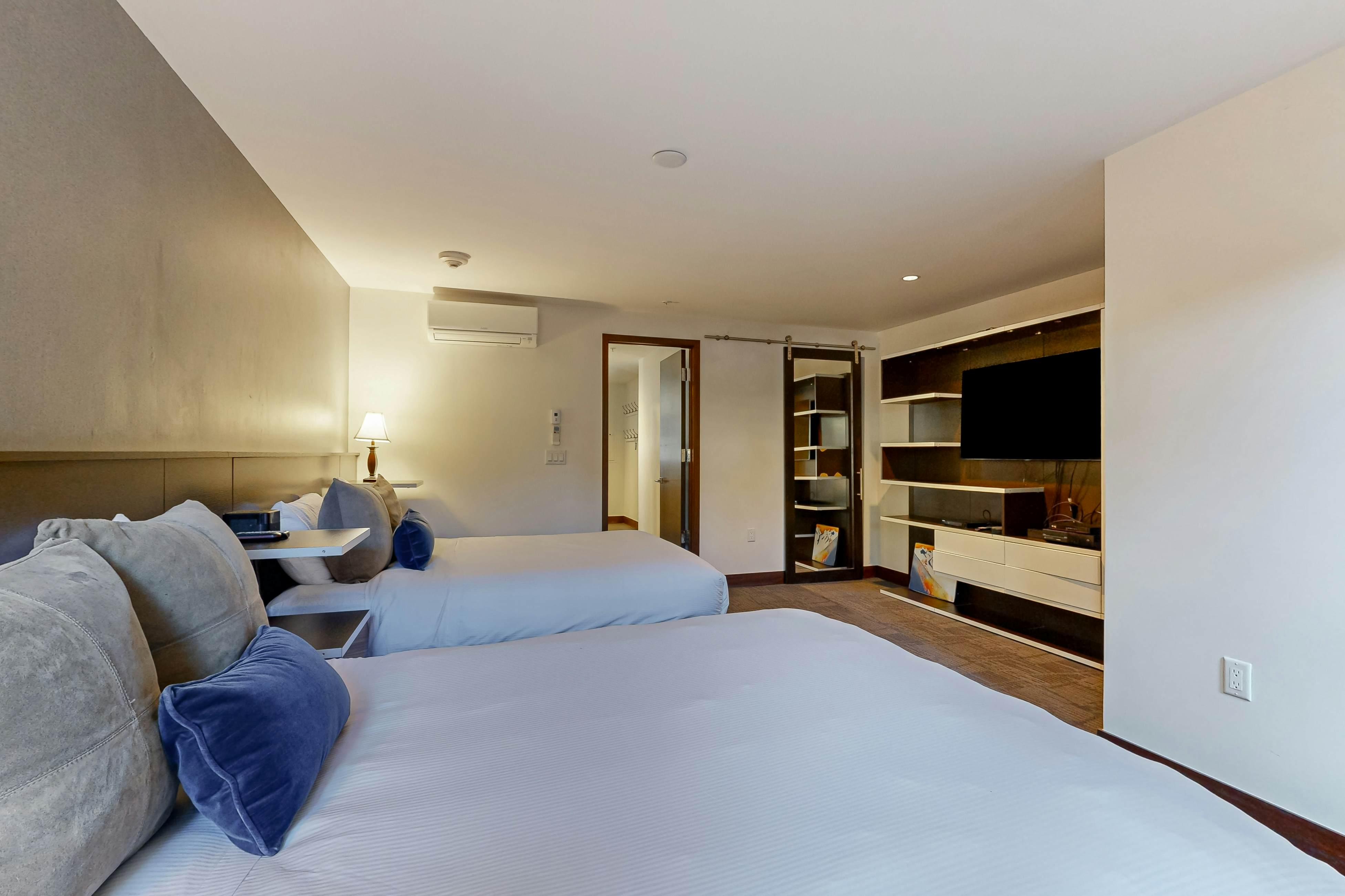 Lion Square Lodge East 101