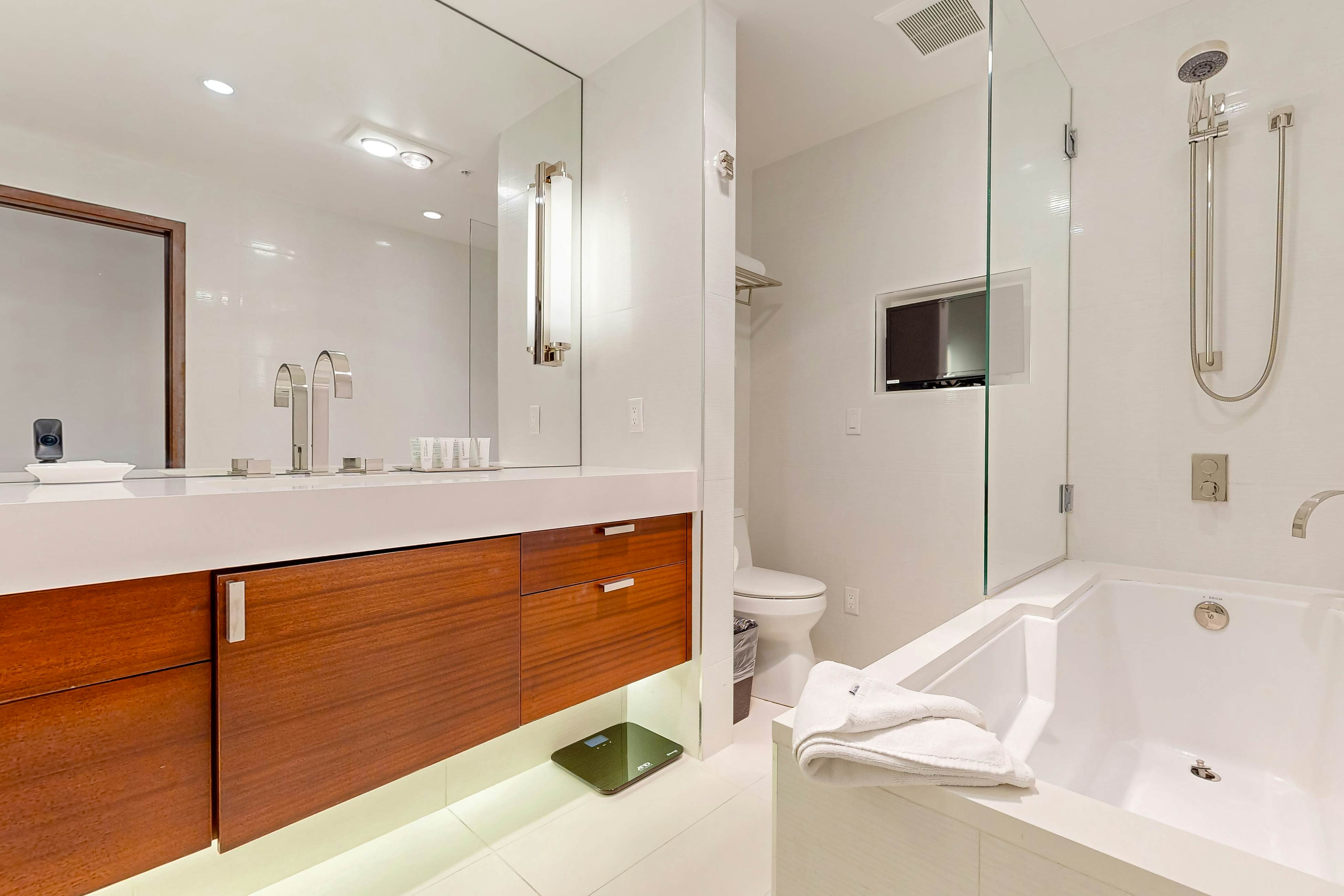 Lion Square Lodge East 101