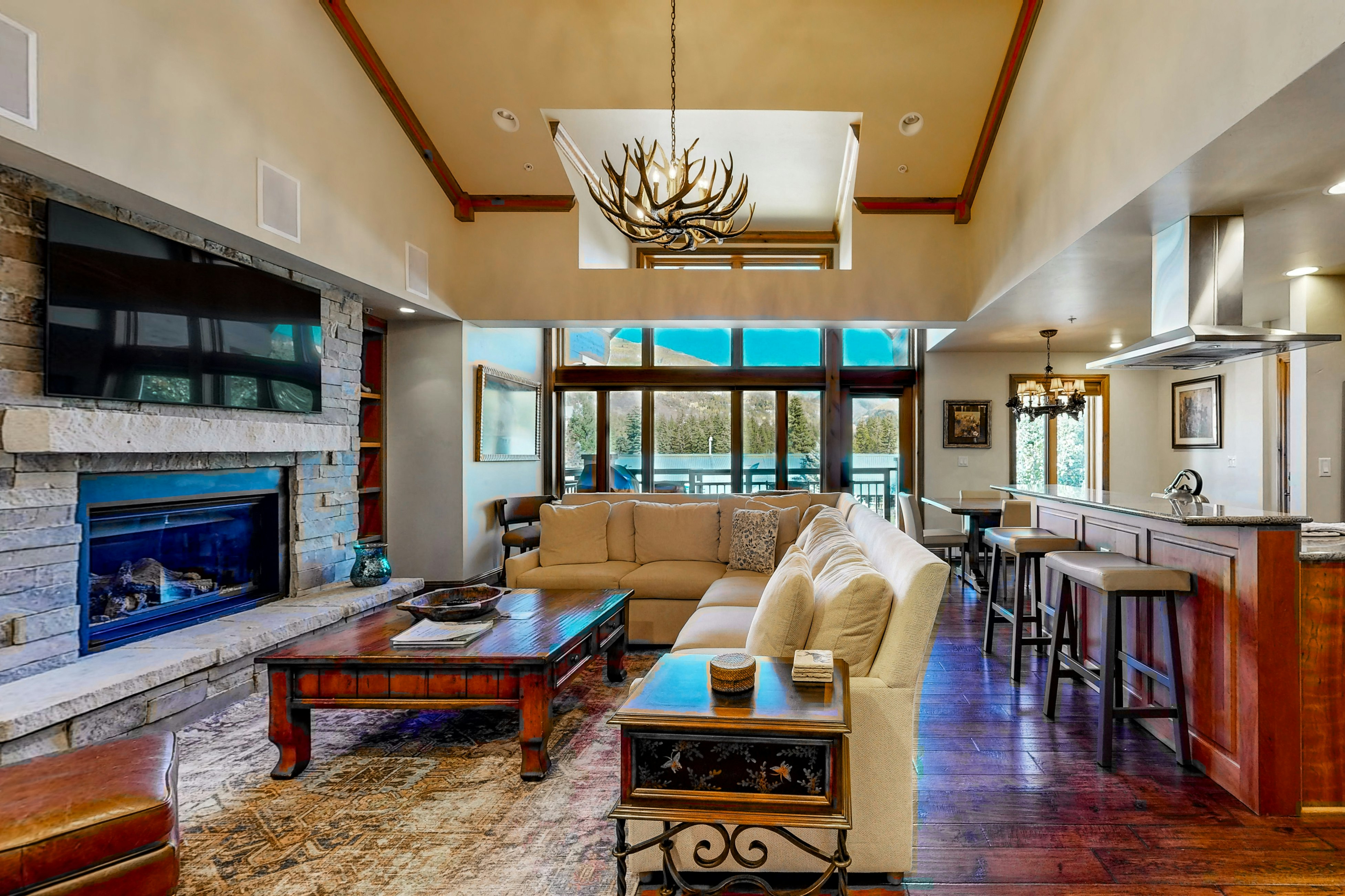 Lion Square Lodge East 305