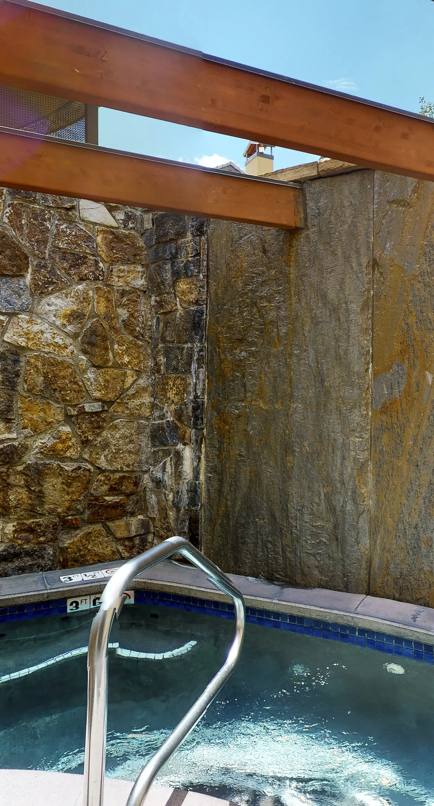 Lion Square Lodge North 190