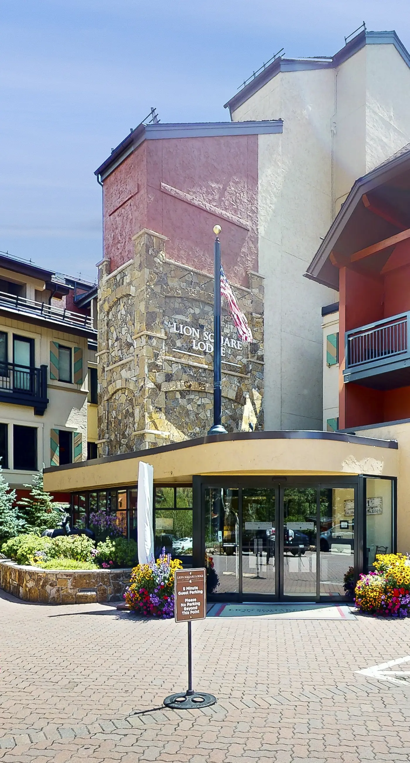 Lion Square Lodge North 190