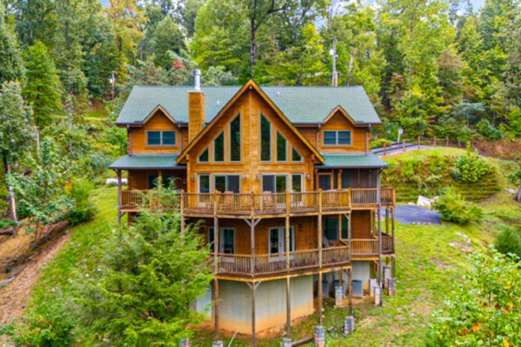 Spacious Cabin Near DTใปGamesใปHot TubใปAmazing Views โ Gatlinburg, TN โ vacation rental