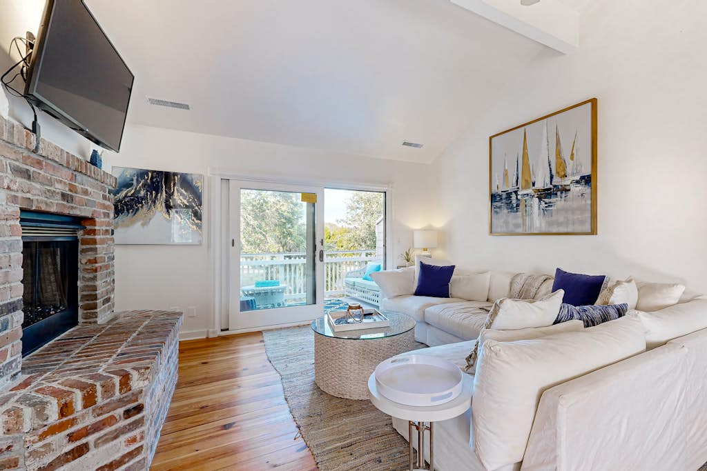 Updated townhouse with outside deck, shared pool, tennis, pickleball and beach — Isle of Palms, SC — vacation rental