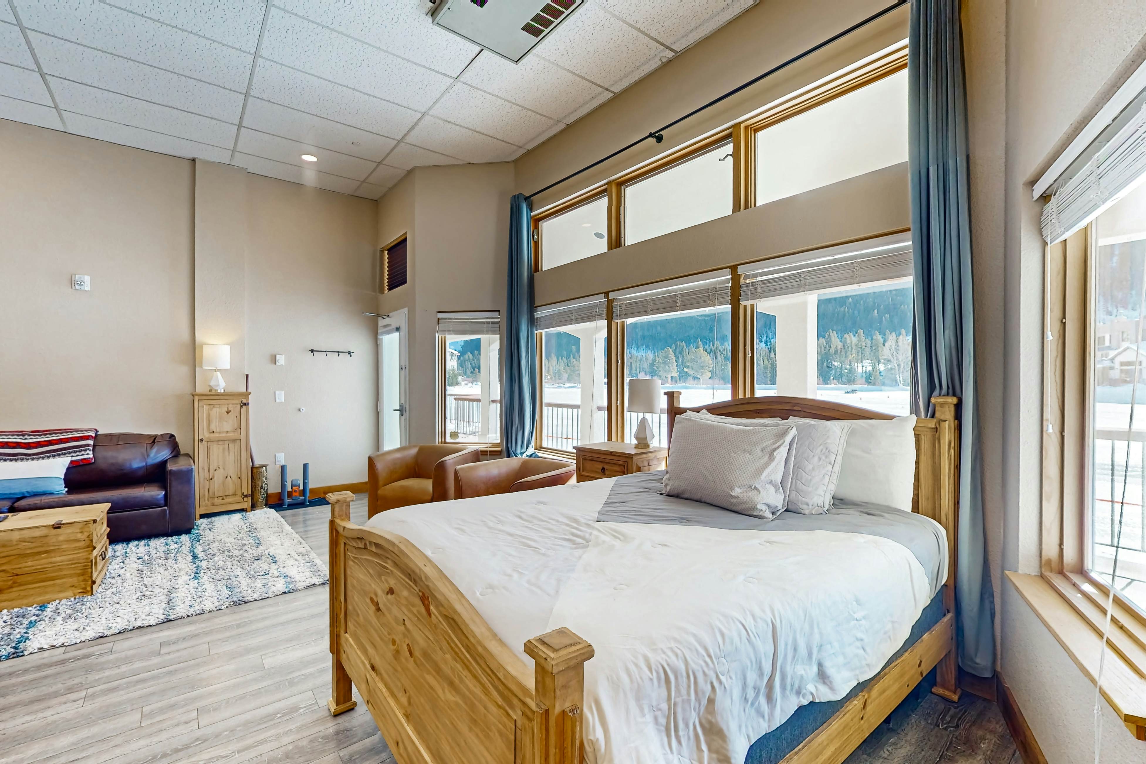 Lakefront Keystone Studio