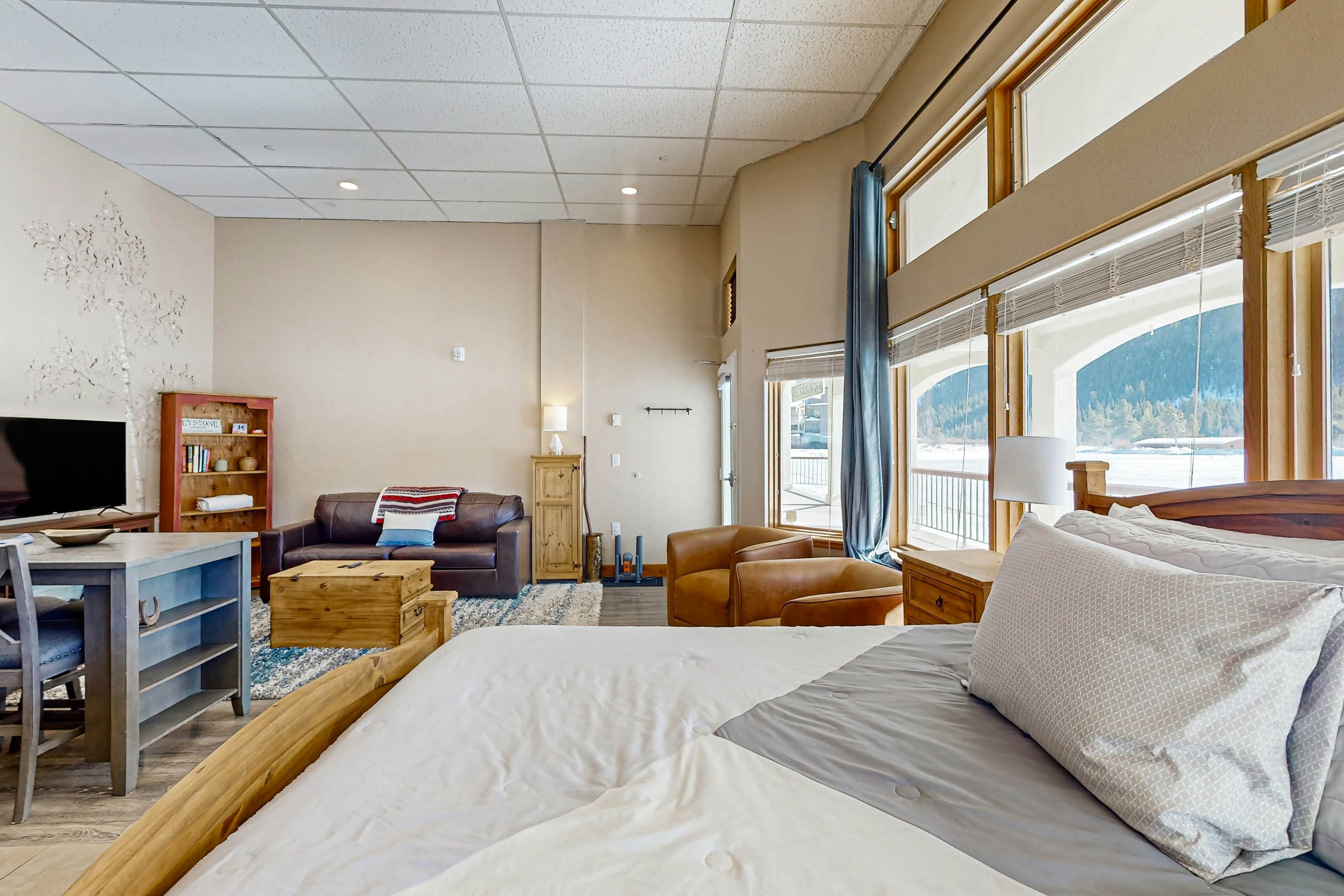 Lakefront Keystone Studio