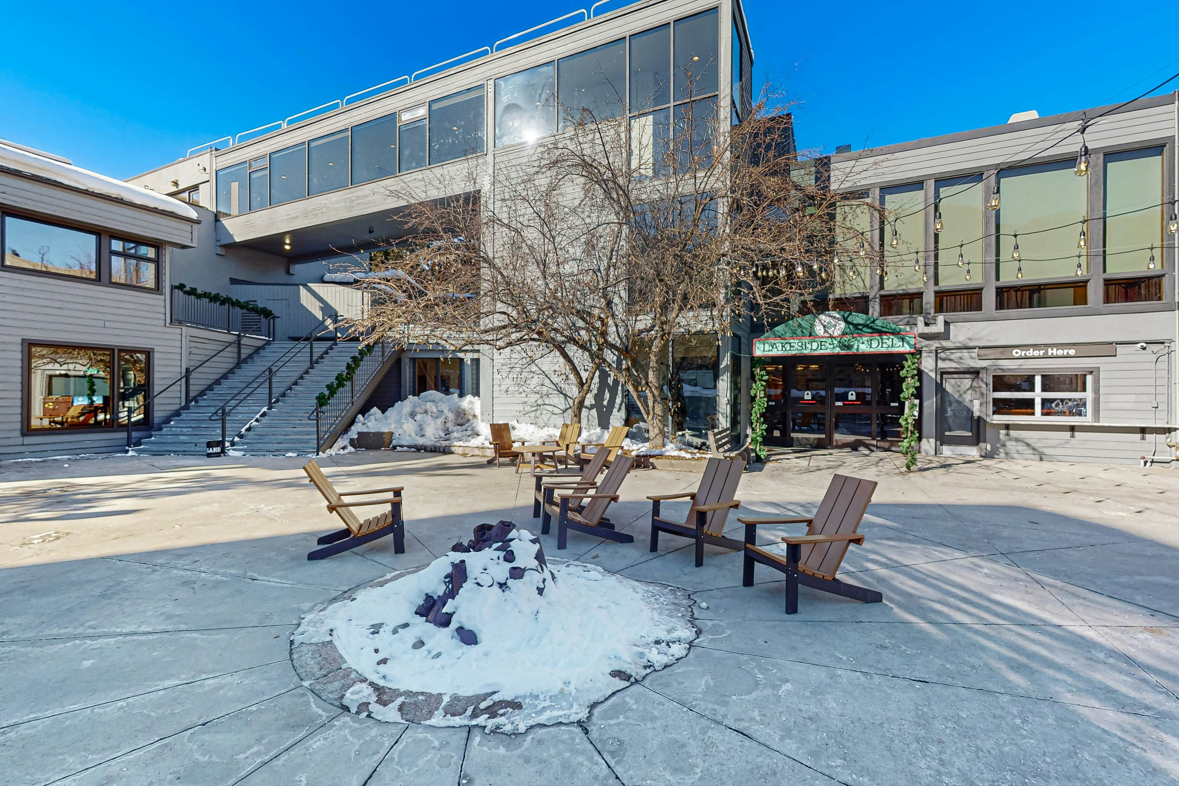 Lakefront Keystone Studio