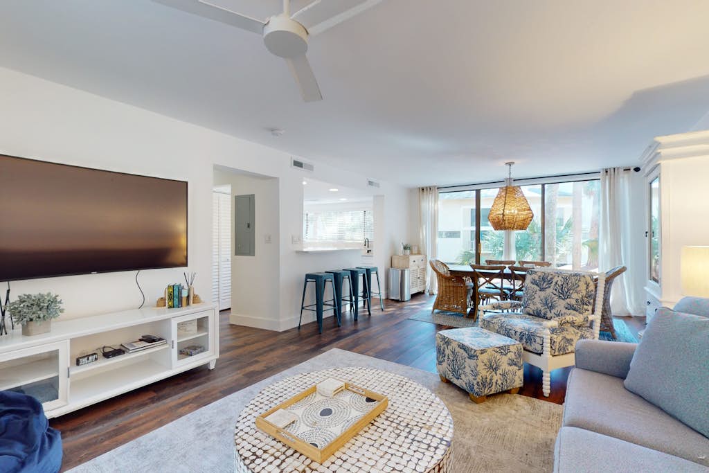Beautiful updated condo- On-site pool, blocks from beach and Coligny Plaza — Hilton Head, SC — vacation rental