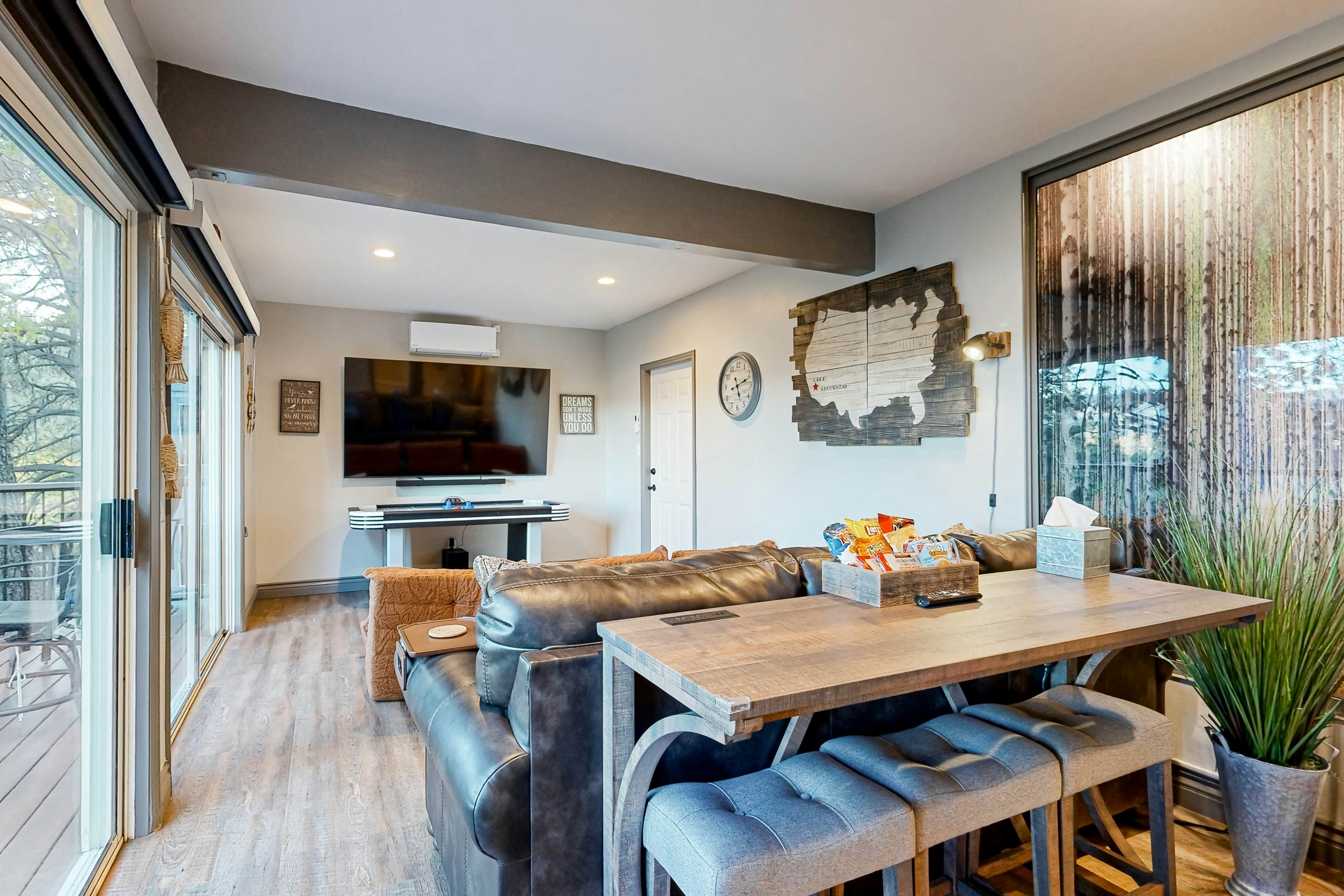 Surreal Feel Lakeview Chalet 