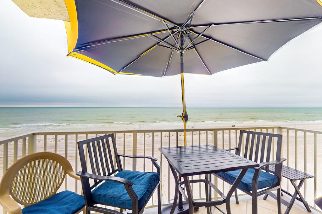 Gulf front and snowbird friendly with direct beach access WD and Wifi — Indian Shores, FL — vacation rental