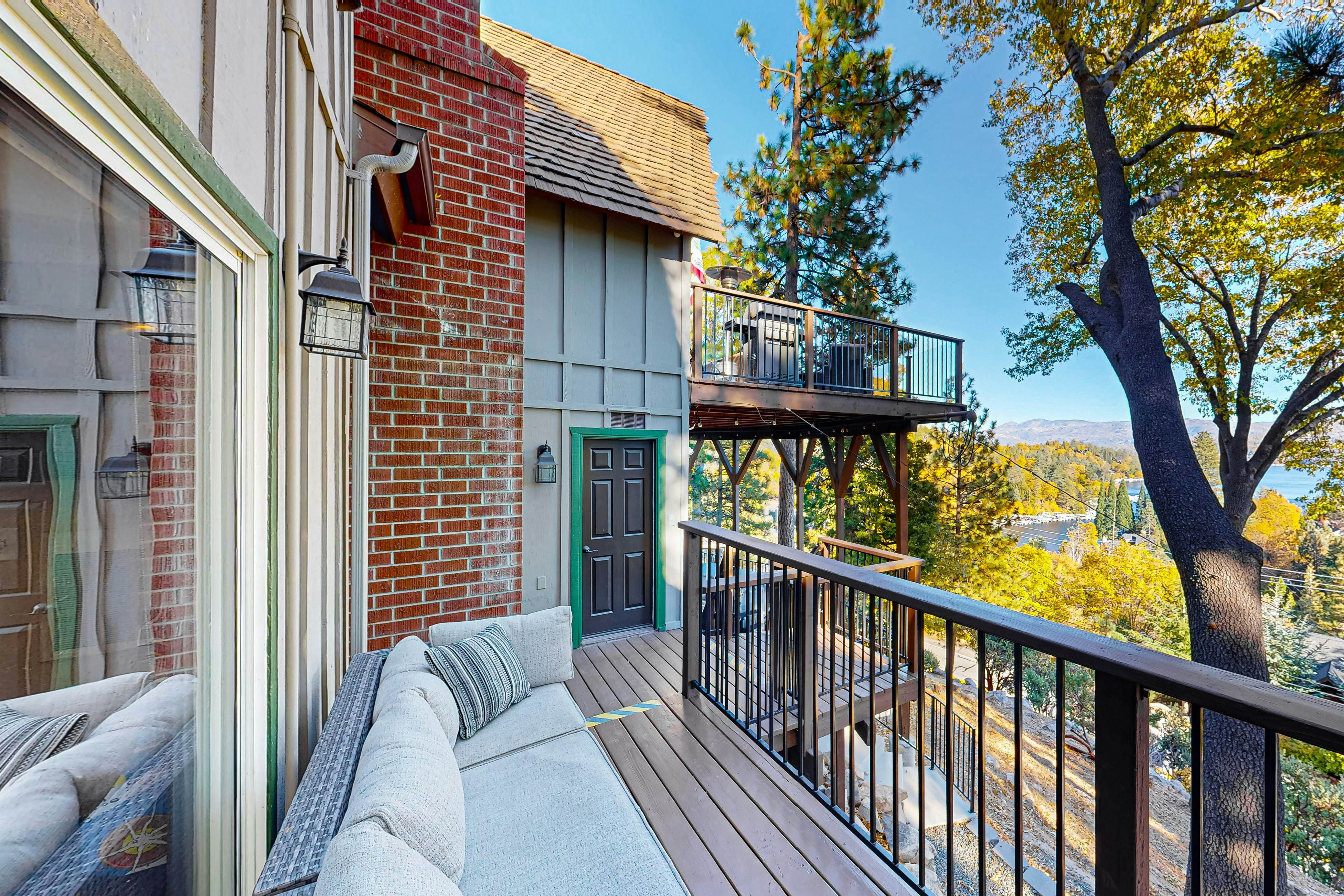 Surreal Feel Lakeview Chalet 