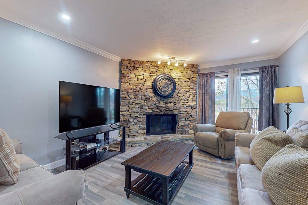 Cute & Quiet Condo, Sleeps 6, Covered parking, Deck — Pigeon Forge, TN — vacation rental