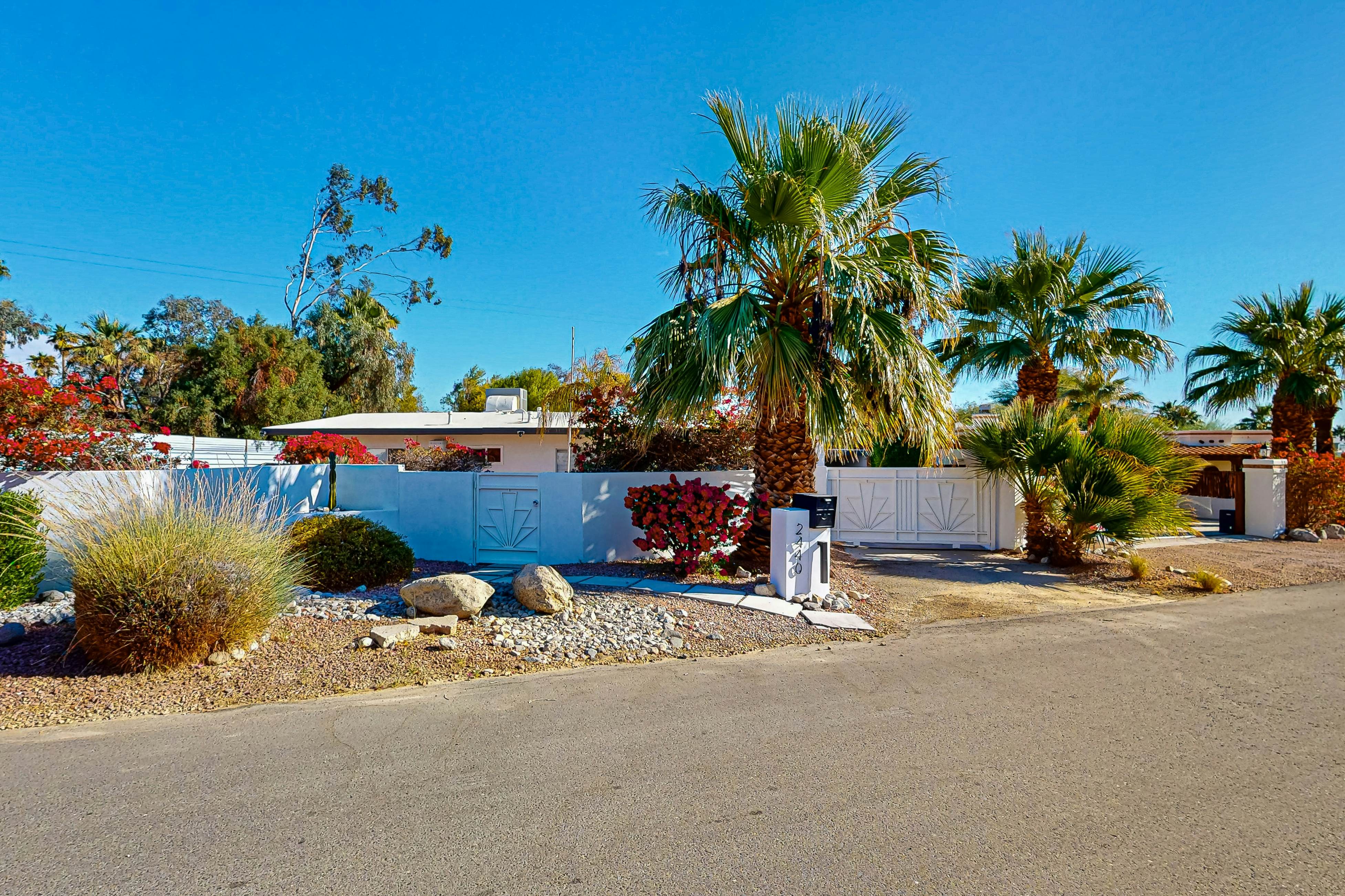 Palm Springs Oasis - 68660
