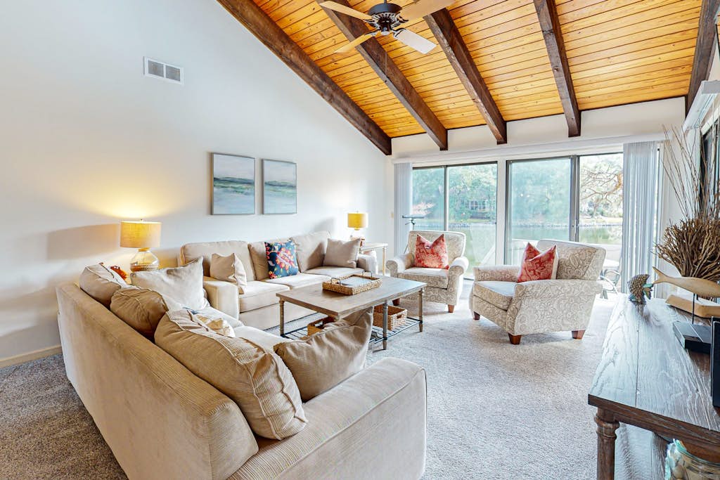 Peaceful villa with large deck and lagoon views, close to Harbour Town — Hilton Head, SC — vacation rental