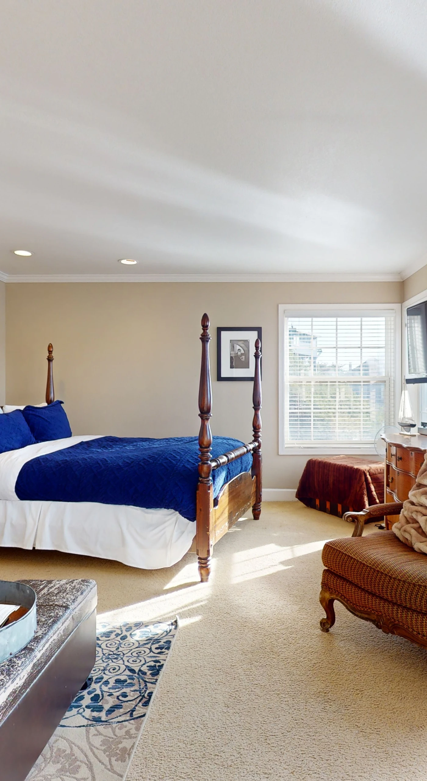 Sink into the plush four-poster queen bed and let the warmth of the gas fireplace lull you to sleep in this sun-drenched Bodega Bay studio.