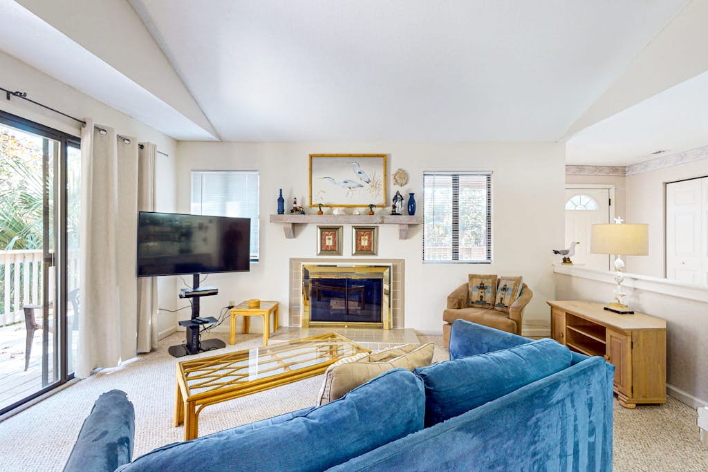 Cozy villa w/ shared pool, deck, full kitchen & more - beach access nearby — Hilton Head, SC — vacation rental